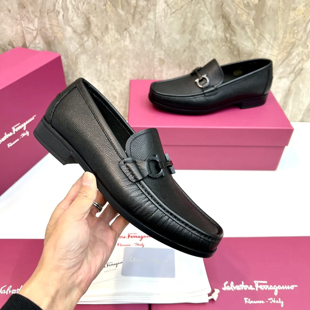 Original quality P780 Brand: Ferragamo Standard size: Men's size 39–44 (38.45 can be customized) Grade: Same style as the official website High-quality men's shoes Material: Customized first-layer calfskin with water-dyed cowhide lining Cowhide tiptoe Original non-slip and wear-resistant rubber outsole Style category: Men's formal business leather shoes are young and fashionable European and American trends British style Casual matching and comfortable feet Color: actual picture